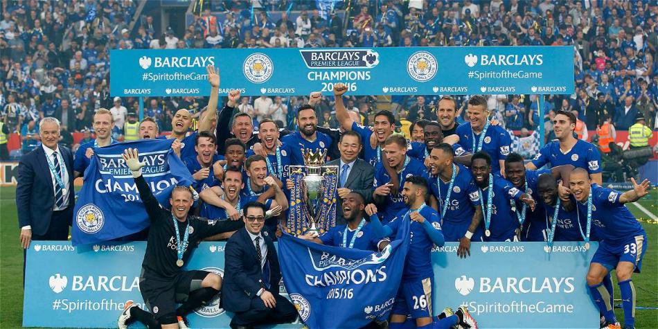 Jugadores de Leicester festejan el título conseguido en la Premier League.