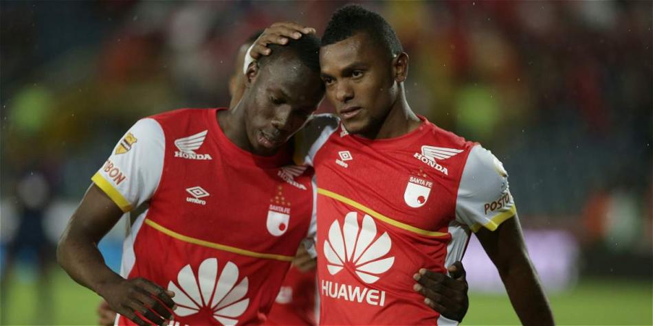 Borja (der.) marcó uno de los goles de Santa Fe contra Huila.