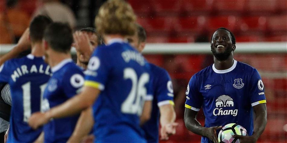 Everton celebró gracias a la tripleta de Lukaku (der.).