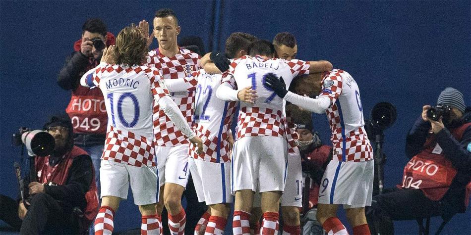Jugadores de Croacia festejan uno de los goles que le marcaron a Islandia.