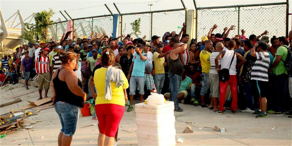Esta es la fila para comprar boletas a las afueras del Metropolitano.