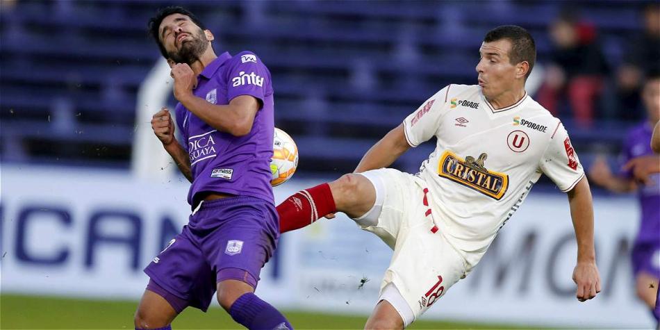 Acción de juego del partido entre Defensor y Universitario, por Copa Suramericana.