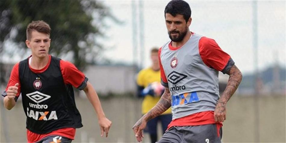 Lucho González (der.) es uno de los referentes de Atlético Paranaense.