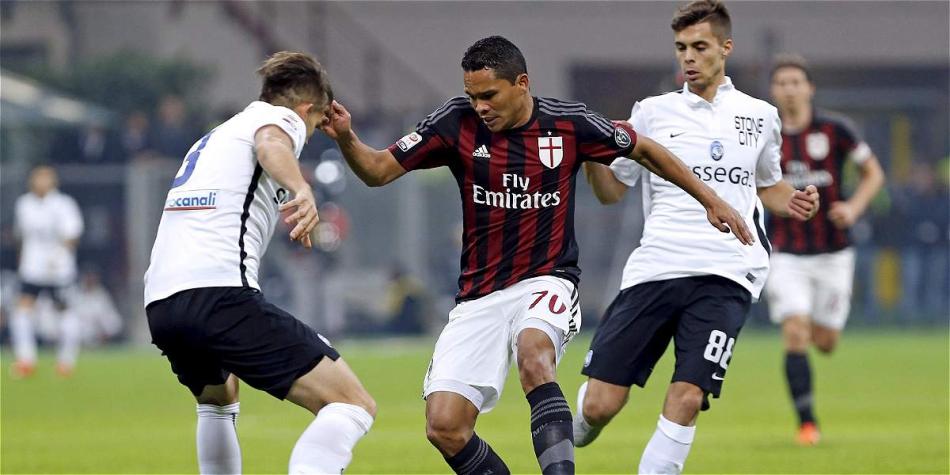 Carlos Bacca (70) en una de las acciones del partido frente al Atalanta.