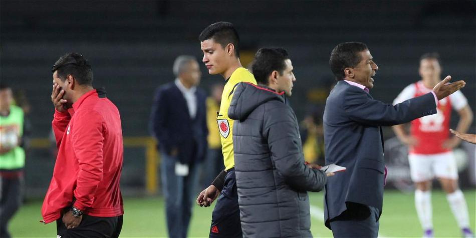 El récord de Bedoya en expulsiones como futbolista se extiende a su carrera como asistente.