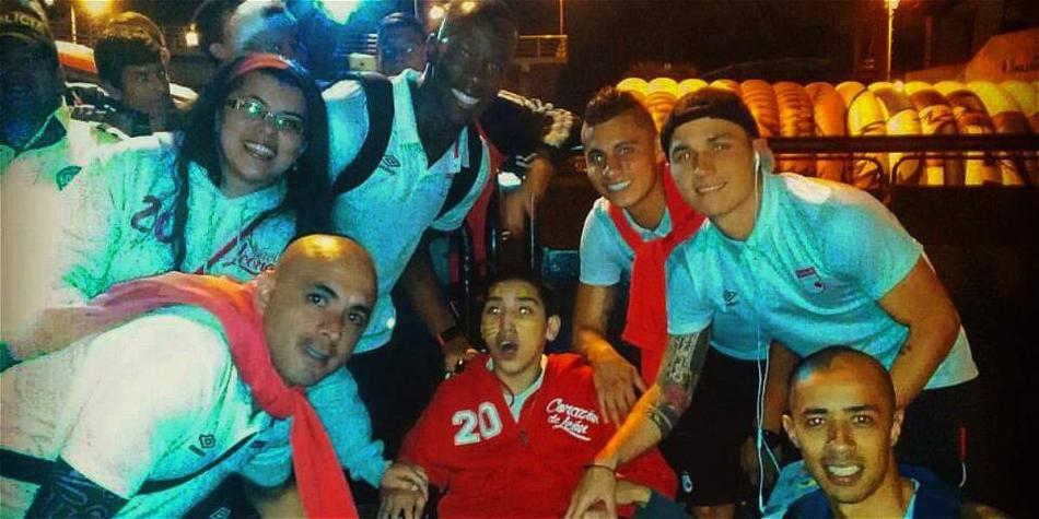 De la mano de su hijo, Diana ha sentido la solidaridad de los santafereños, desde los jugadores hasta los aficionados.