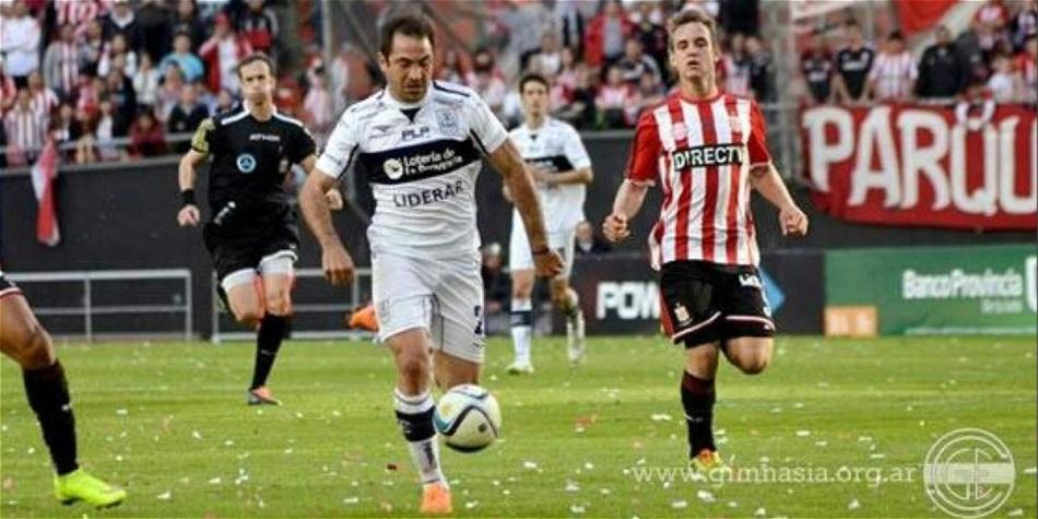 Acción de juego del partido entre Estudiantes y Gimnasia.