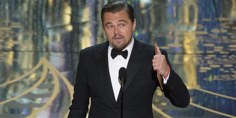 El actor estadounidense Leornardo DiCaprio recoge su Óscar.