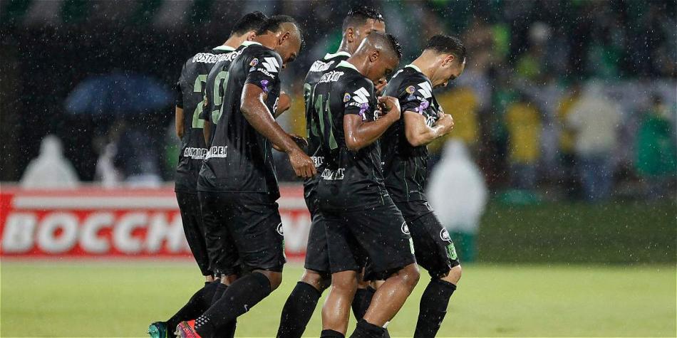 Jugadores de Nacional festejan uno de los goles que le marcaron a Millonarios.