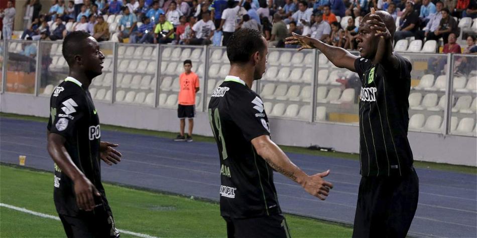 Jugadores de Atlético Nacional celebrando el primer gol del compromiso frente a Sporting Cristal.