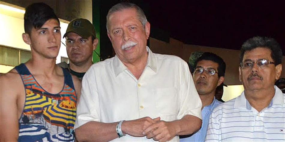 Alan Pulido (cen.), delantero mexicano.