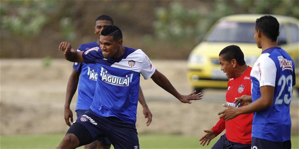 Luis Narváez (centro), durante un entrenamiento de Junior.