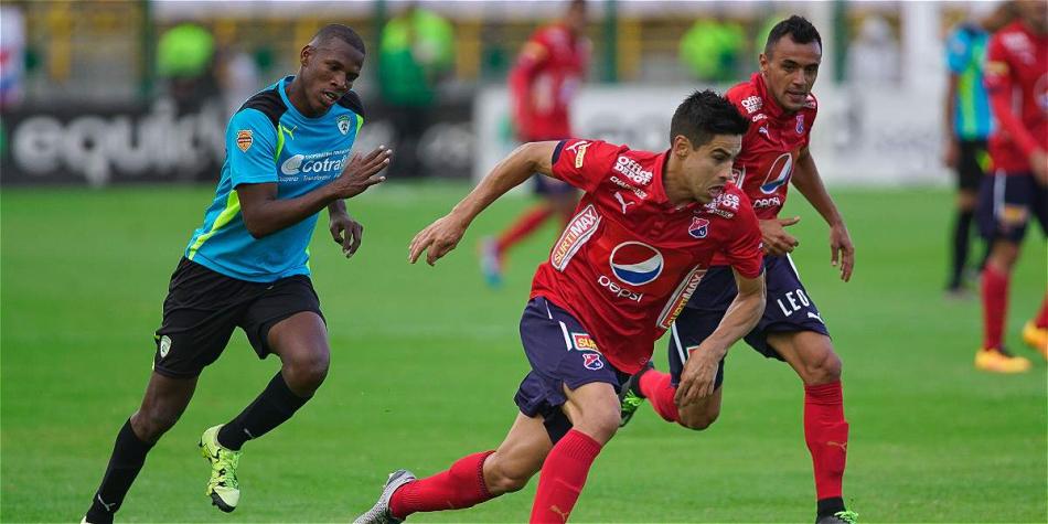 Acción de juego del partido entre Equidad e Independiente Medellín.