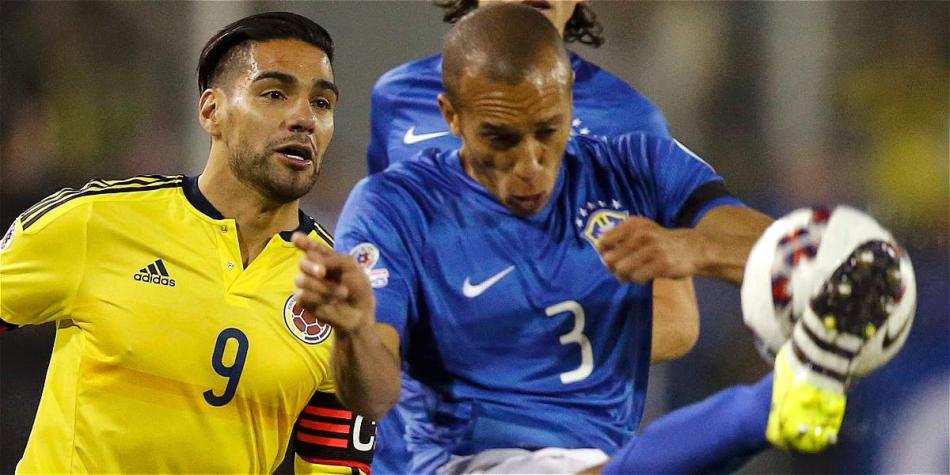 Miranda (der., número 3), durante la derrota de Brasil 1-0 contra Colombia.