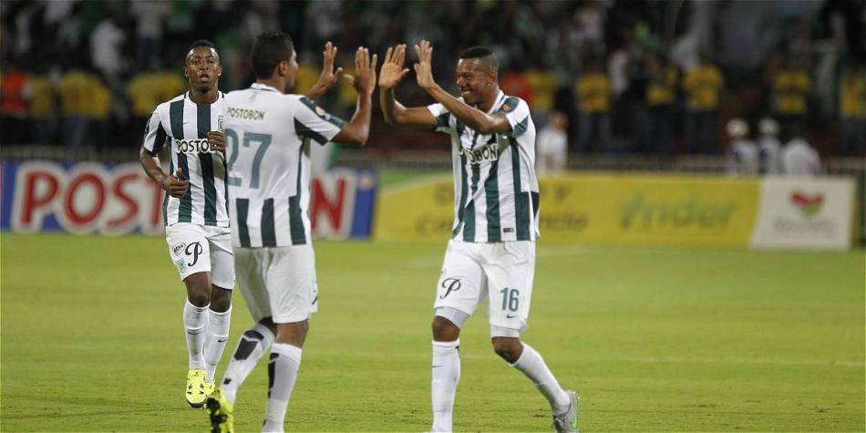 Jonathan Copete (16) festeja con Luis Carlos Ruiz el gol que le marcó a Junior en el Atanasio.