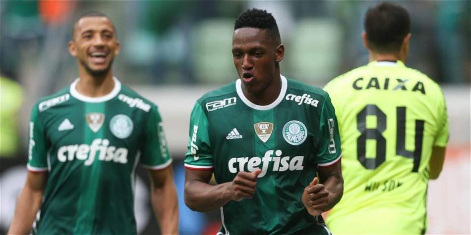 Yerry Mina (der.) pasa por un buen momento en Palmeiras.