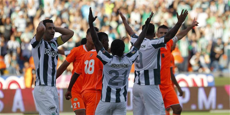 Los jugadores de Nacional, desconcertados tras un gol anulado a Francisco Nájera.
