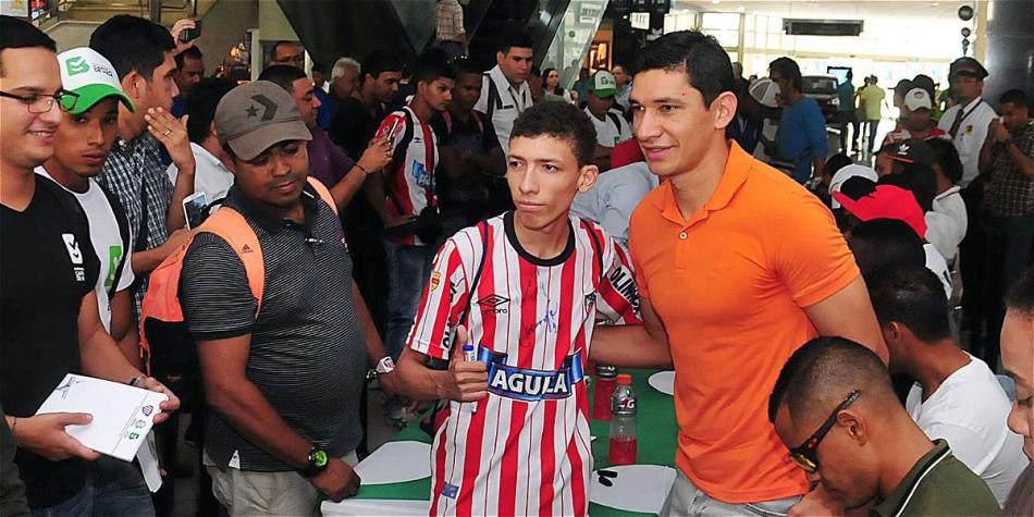 Jugadores de Junior con hinchas del equipo.