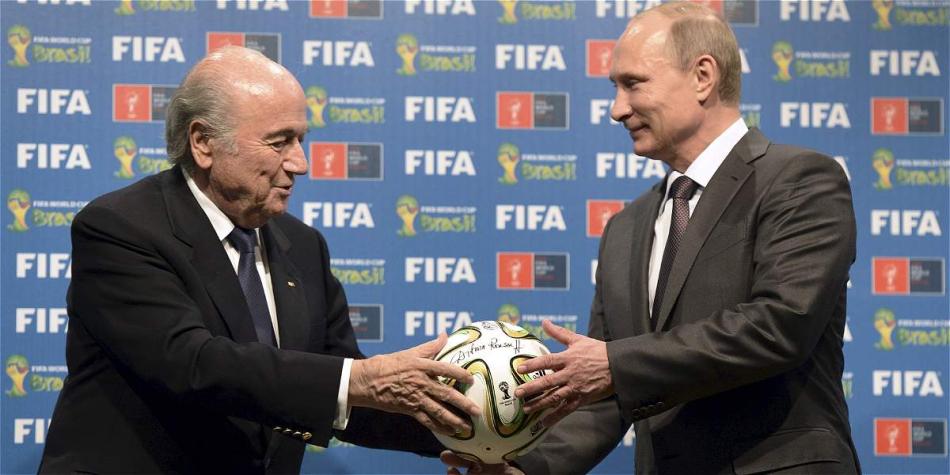 Vladimir Putin (der.) presidente de Rusia en compañía de Blatter, presidente de la Fifa.