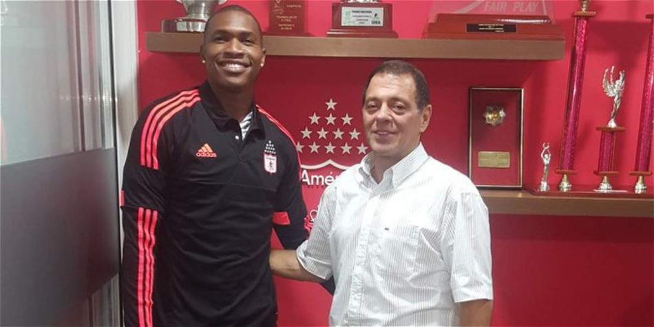 Carlos Bejarano junto al presidente del América, Tulio Gómez.