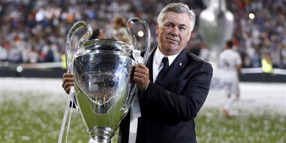 Carlo Ancelotti, exentrenador de Real Madrid, levantando la Copa de Europa, la cual ganó con los 'merengues'.
