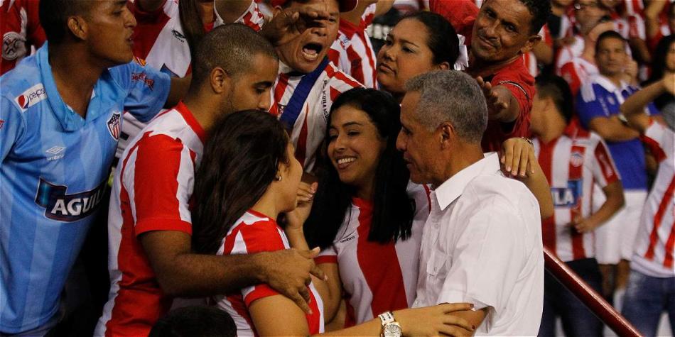 Alexis Mendoza, DT de Junior, siempre con sus familiares en las buenas y en las malas.