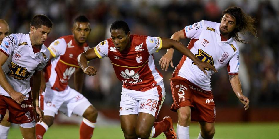 Acción del partido de ida de la final de la Copa Suramericana que disputan Huracán y Santa Fe.