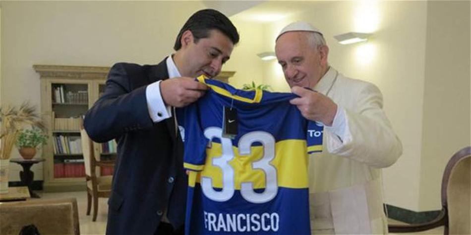 El Papa Francisco recibe la camiseta de Boca.