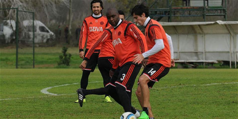 Éder Álvarez Balanta (cen,) en una de las prácticas de River Plate previo al duelo contra Estudiates.