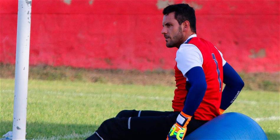 El arquero uruguayo vuelve a defender la portería tiburona.