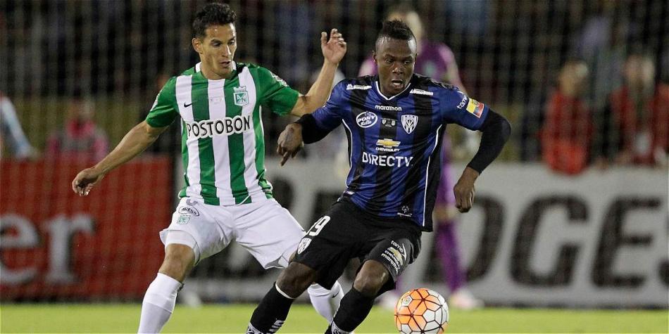 Diego Arias (izq.), volante de Atlético Nacional.