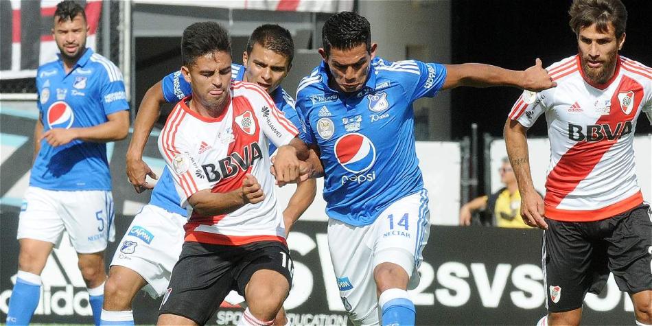 Gonzalo Martínez (i), de River, disputa el balón con David Silva, de Millonarios, en la pretemporada en EE. UU.