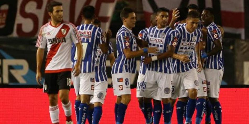 Jugadores de Godoy Cruz festejan uno de los goles que le marcaron a River Plate.