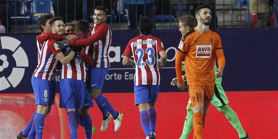 Jugadores del Atlético de Madrid festejan uno de los goles que le marcaron al Eibar, en el juego de ida de los cuartos de final de la Copa del Rey.
