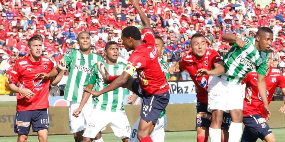 Momento del partido entre DIM y Nacional.