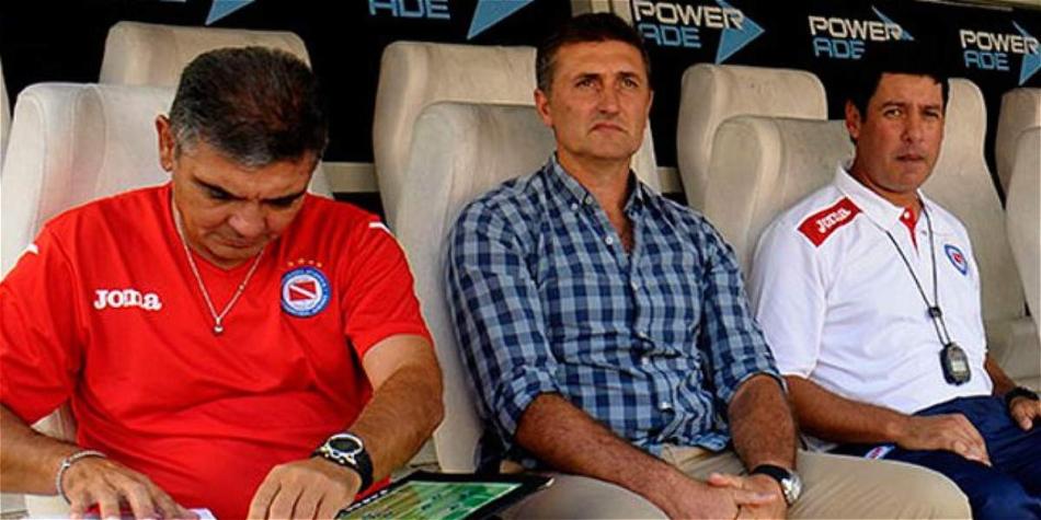 Cuatro derrotas y un empate, el saldo que dejó Carlos Mayor en Argentinos Juniors.