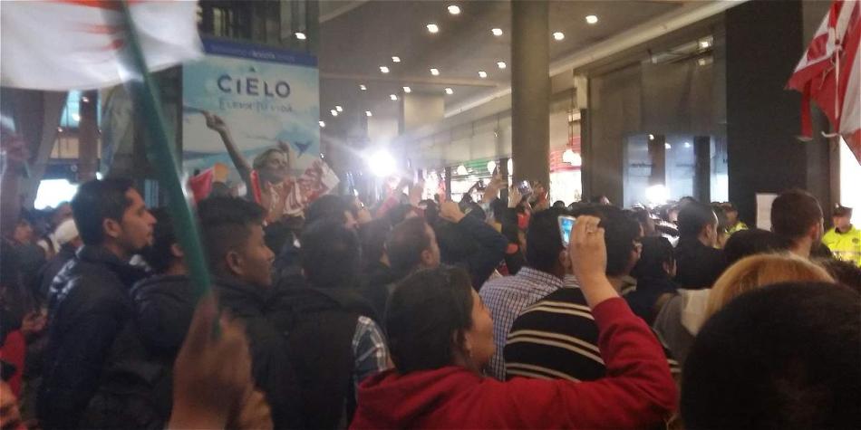 Más de cincuenta aficionados recibieron a los jugadores 'cardenales'.