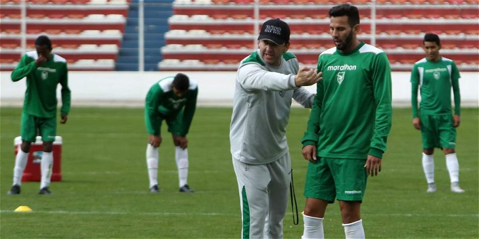 Julio César Baldivieso, técnico de Bolivia, le da uindicaciones a uno de sus dirigidos.