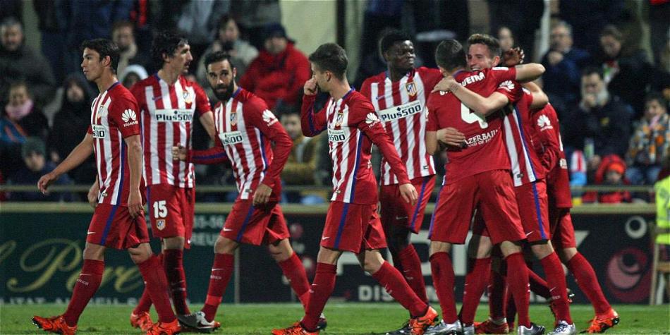 Jugadores del Atlético festeja uno de los goles que le marcaron al Reus.