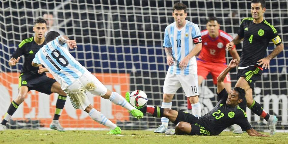 Carlos Tévez fue inicialista e hizo pareja de ataque con Lionel Messi.