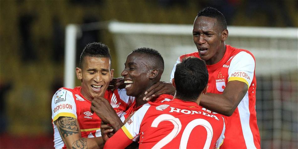 El defensa albirrojo (derecha) no tendrá problema para jugar en Porto Alegre.