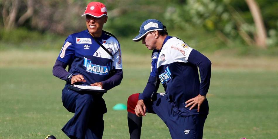 Carlos Araújo (der.) asistente técnico de Junior, de Barranquilla, junto a Alexis Mendoza.