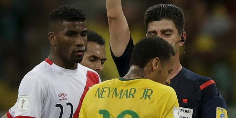 Buitrago y Neymar en una de las acciones de juego en el partido entre Brasil y Perú.