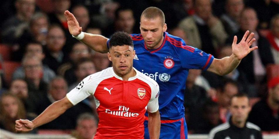 Oxlade-Chamberlain (izq.), centrocampista del Arsenal y de la selección de Inglaterra.