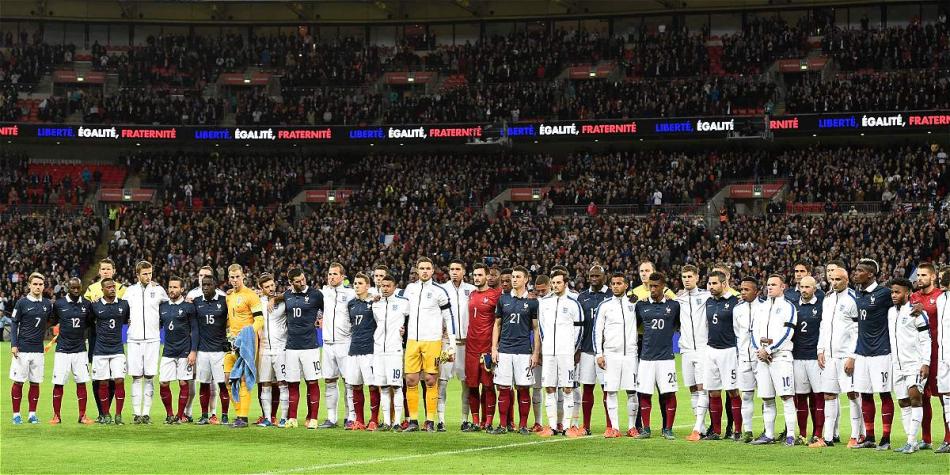 Antes de iniciar el partido se guardó un minuto de silencio por las víctimas en París.