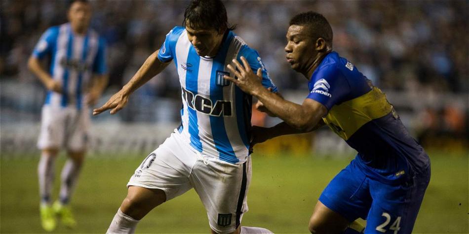 Acción de juego del partido entre Racing y Boca Juniors, equipo donde juega el colombiano Frank Fabra (der.).
