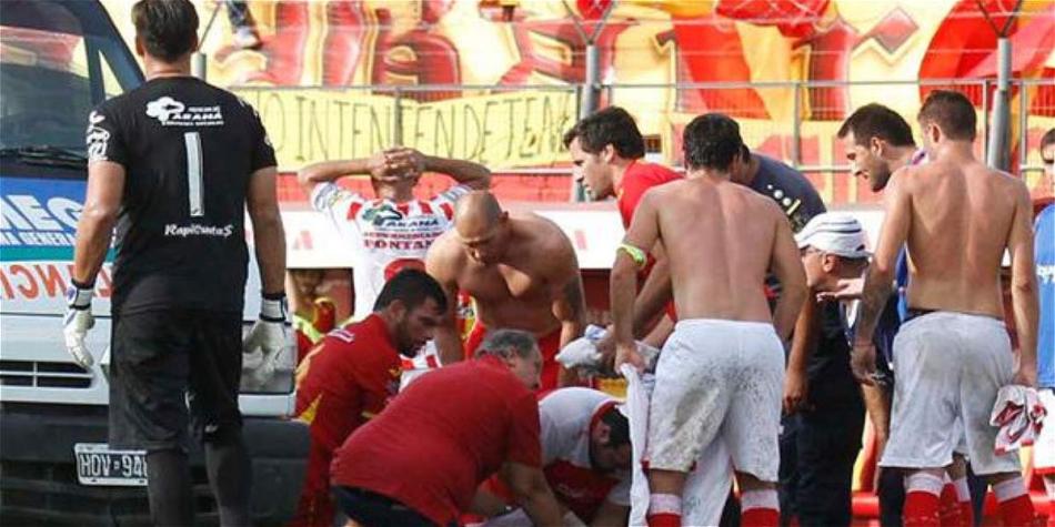 Instantes angustiosos se vivieron en la cancha cuando Cristian Gómez se desplomó.