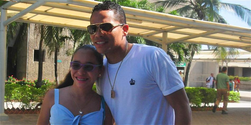 A su llegada a Barranquilla, Carlos Arturo tuvo momentos de amabilidad con los aficionados.