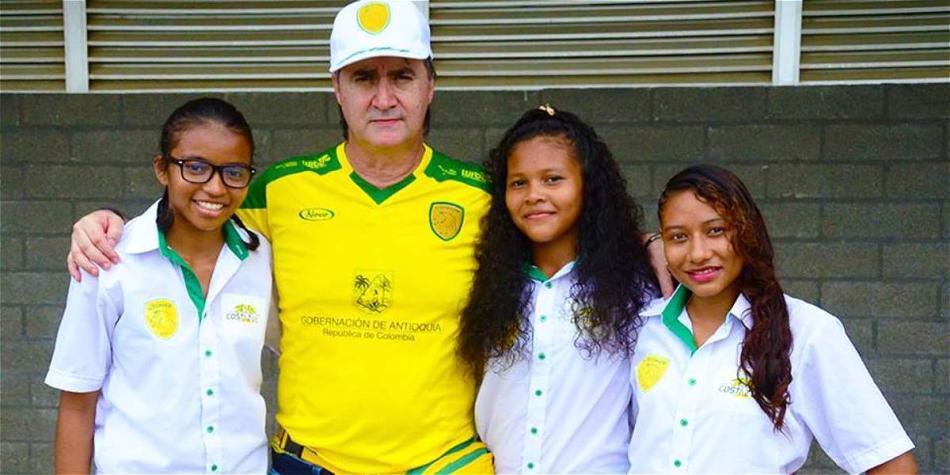 Carlos Murillo (cen.), presidente de Leones.