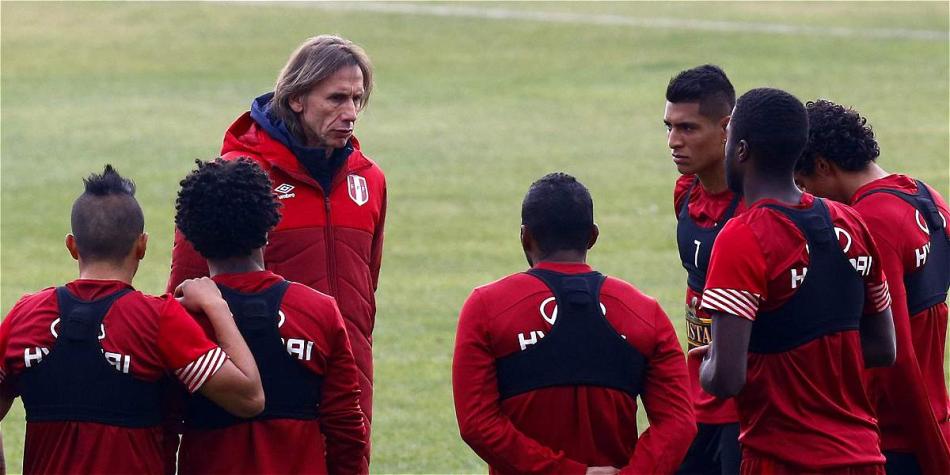 Gareca dando una charla técnica durante un entrenamiento con Perú.